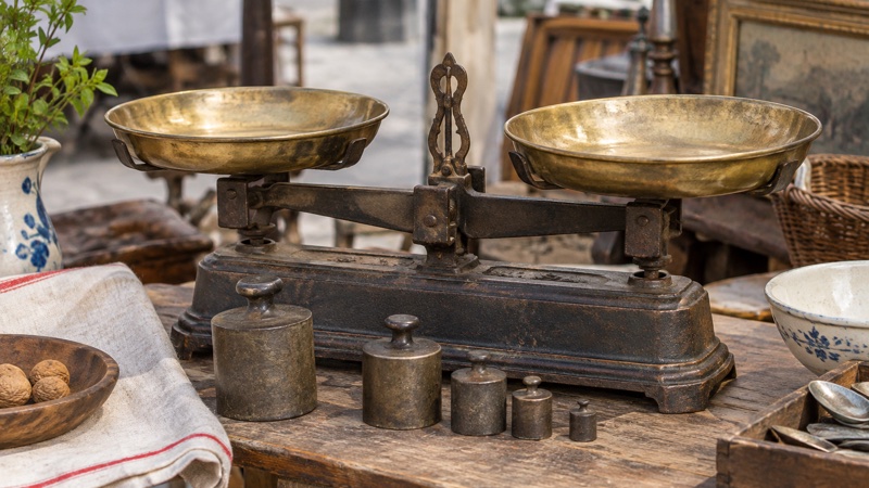 Illustration : Balances anciennes de cuisine et de commerce : poids, cadran et mécanisme