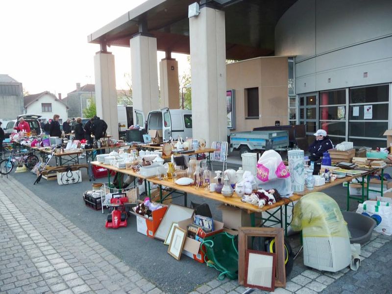 Photo de Vide grenier et brocante à Tauriac