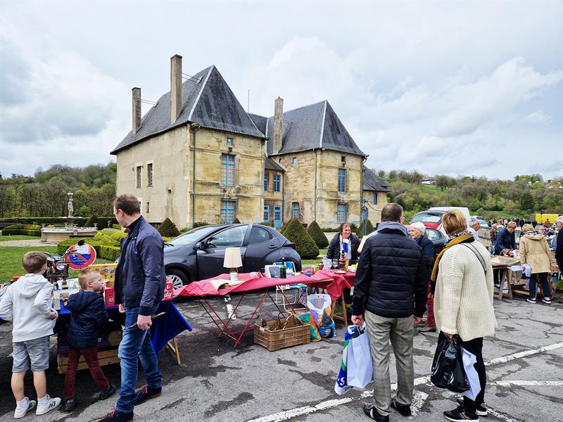 Photo de Brocante d'objets anciens
